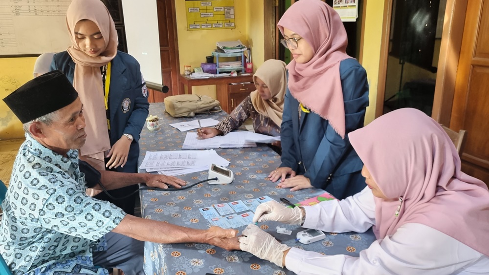 Tim KKN Tematik Undip bersama Bidan Desa bantu Petani dan Peternak Desa Sukorejo Minimalisir Gangguan Kesehatan Selama Bekerja